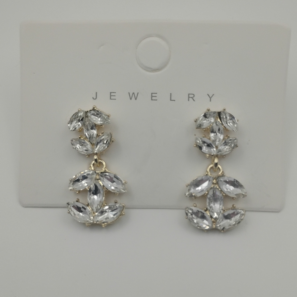Elegant Diamond And Gold Earrings 🎁